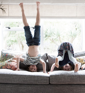 Enfants faisant des pommettes