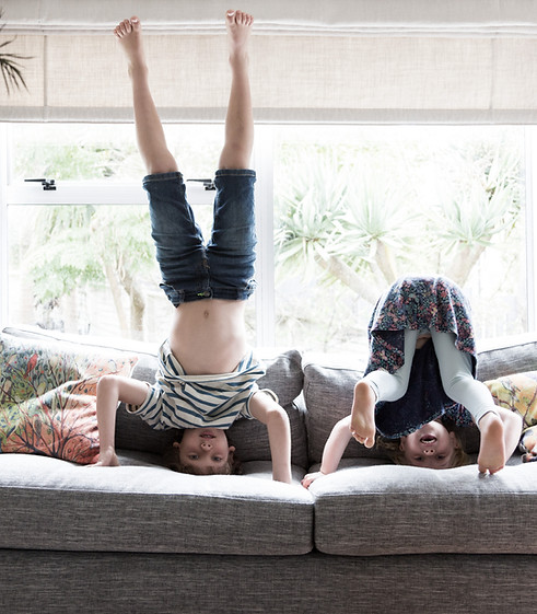 Kinder machen Handstand