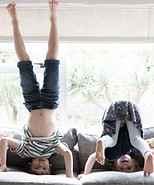 Kinder machen Handstand