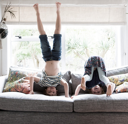 Enfants faisant des pommettes