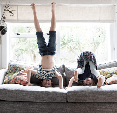 Enfants faisant des pommettes