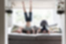 Enfants faisant des pommettes