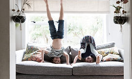 Kinder machen Handstand