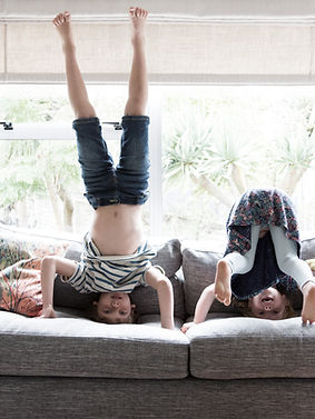 Kinder machen Handstand