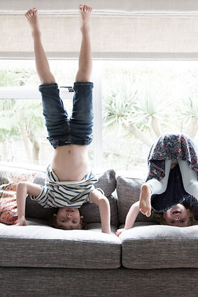Enfants faisant des pommettes