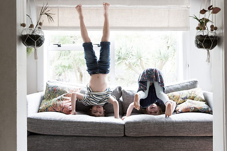 Enfants faisant des pommettes