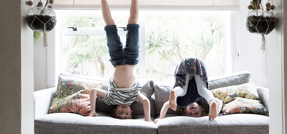 Kinderen die headstands doen