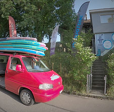 stonesurf Tour Bus mit SUP-Boards auf dem Dach