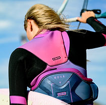 Waterwear im stonesurf Surfshop Kitesurferin