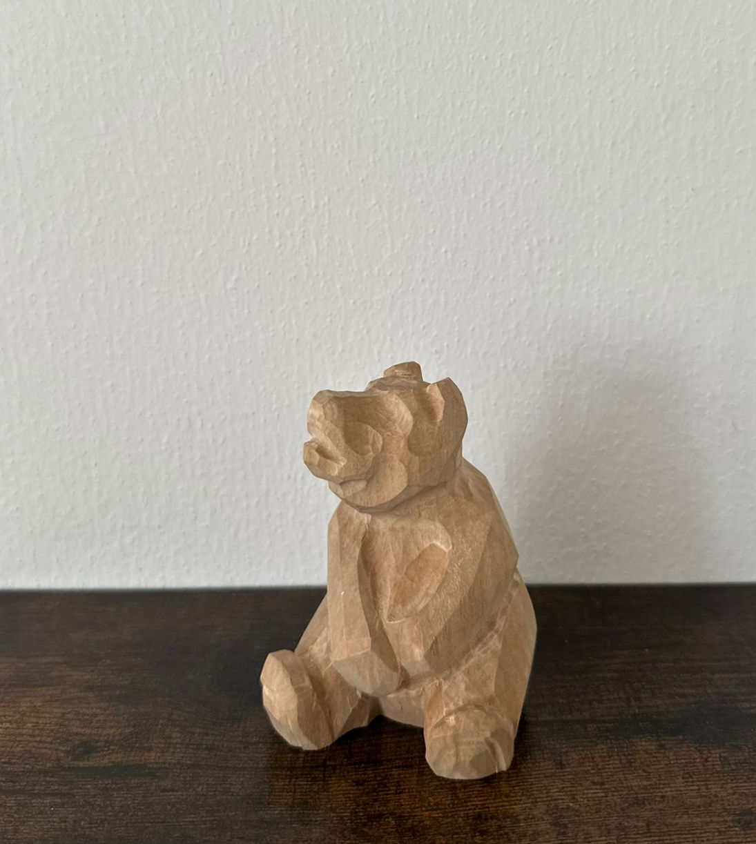 Bär sitzend Schnitzerei