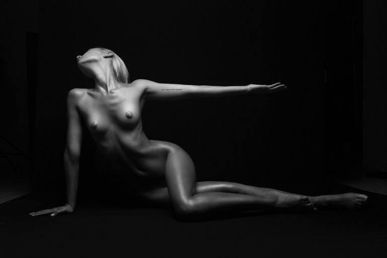 Portrait: Nude
Individual shooting;
Group photos;
Business photo;
Advertising photos;
Beauty photo;
Political photos;
Family photos;
Magazine photos;
Poster photos;
Graphics for photos;
Portraite 
Nude 
Art Creative 
Nu
Erotic 
Ero 
Model 
Sexy 
