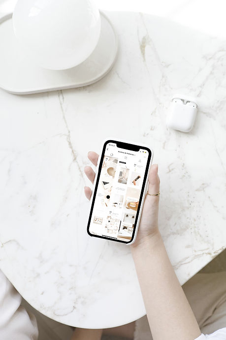iPhone 11 in the hand of a woman_IMG_1175.JPG