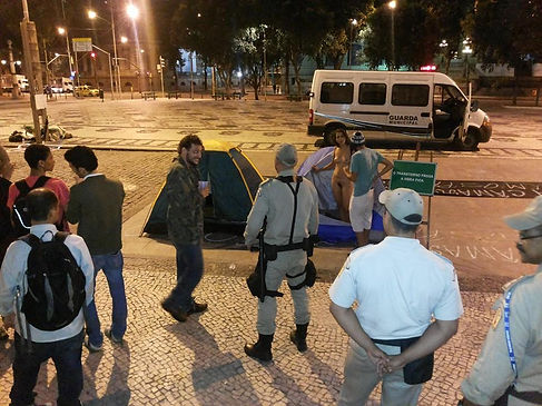Performance Guard (2013), by Beatriz Provasi; Photo: Renato Magalhães