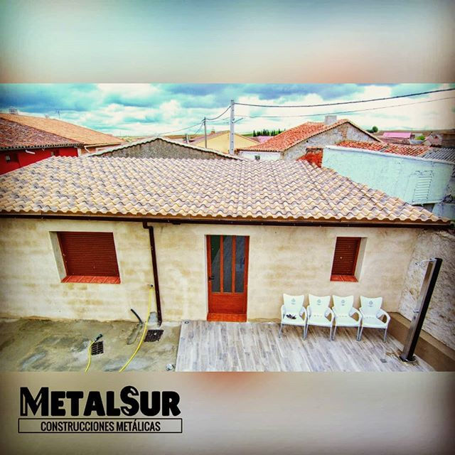 Tejado de chapa sandwich imitación teja, con la parte interior imitación madera
#metalsurc