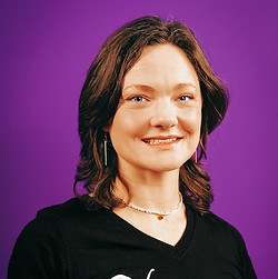 A smiling white woman with shoulde lenth brown hair