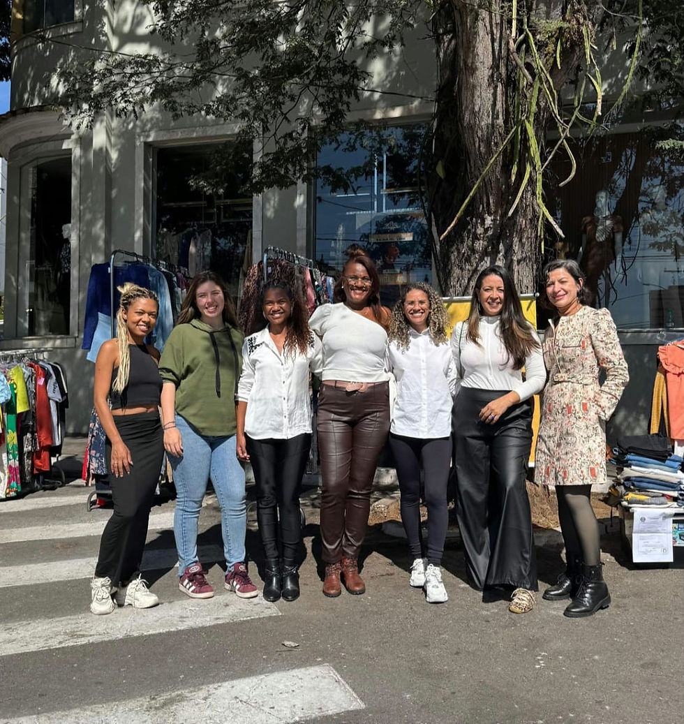 Foto: Integrantes do projeto de brechós itinerantes reunidas em um dia de feira.