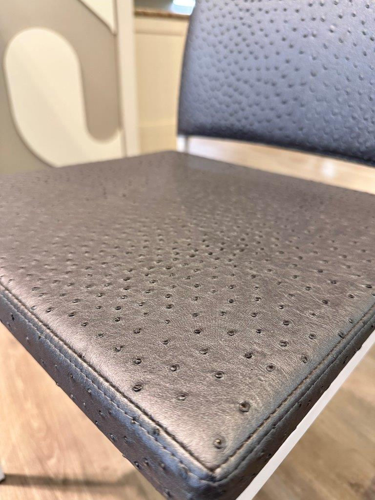 Miniatura: Sedia rivestita ecopelle struzzo