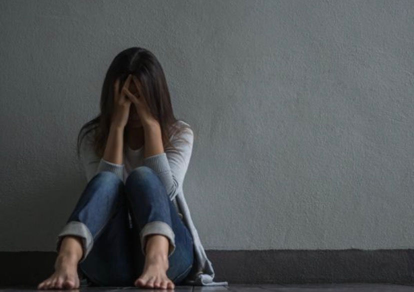 Soledad vs. solitud: cuando estar a solas duele… y cuando estar sola cura.