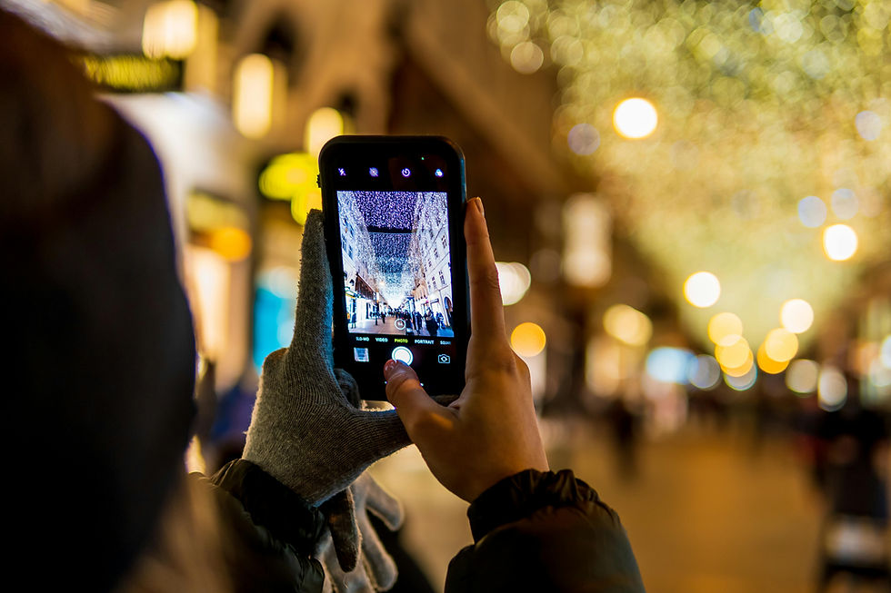ragazza che fa una foto alle luci di natale