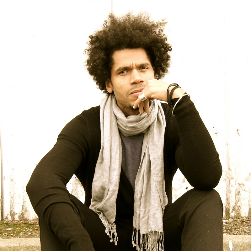 Damen Samuel Wearing Scarf.png