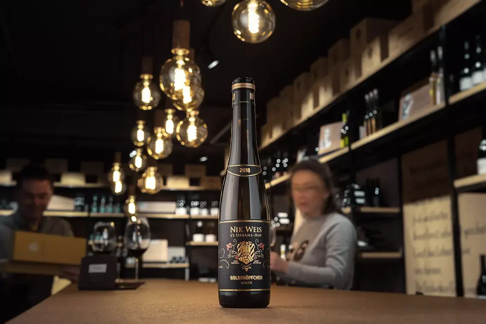 Flasche Piesporter Goldtröpfchen Riesling Auslese von Nik Weis auf einem Tisch in der Vinothek Hauser