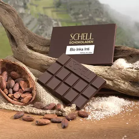 Schokolade Bio Inka Inti von der Schokoladenmanufaktur Schell mit Zutaten in der Mitte des Bildes.