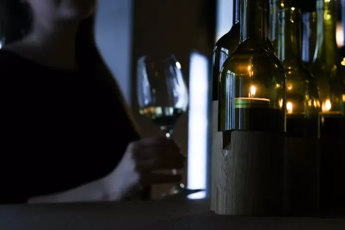 Gemütliches Ambiente mit gedimmtem Licht und Kerzenschein in der Vinothek Hauser, der Weinhandlung in Luzern.