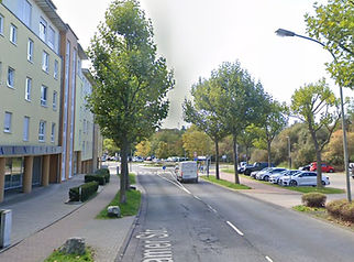 Cheshamer Straße links Praxis, rechts kostenfreie Parkplätze