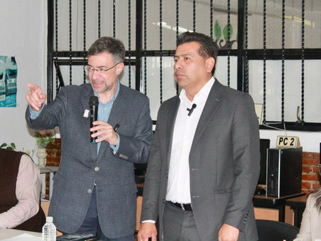 #GraphosCc #Tlx #Noticias | Presentan la novela Hacia el pantano, del escritor mexicano Gerardo Laveaga
• Destaca Carlos Augusto Pérez Hernández temática abordada en la novela.