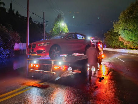 #GraphosCc #Tlx #Noticias #Municipios #TlaxcalaCapital | RETIRA POLICÍA DE LA CAPITAL VEHÍCULO ABANDONADO EN CARRETERA OCOTLÁN–TLAXCALA PARA PREVENIR ACCIDENTES