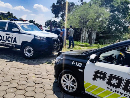 #GraphosCc #Tlx #Noticias #Municipios #TlaxcalaCapital | RESGUARDA POLICÍA Y PROTECCIÓN CIVIL MUNICIPAL DE TLAXCALA ZONA TRAS VOLCADURA DE CAMIÓN