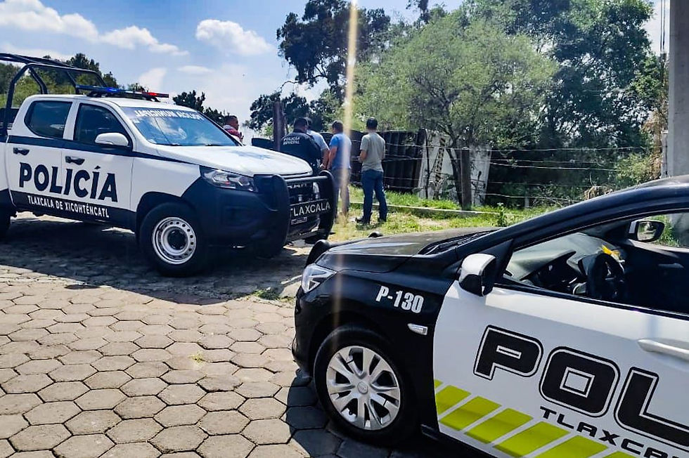 #GraphosCc #Tlx #Noticias #Municipios #TlaxcalaCapital | RESGUARDA POLICÍA Y PROTECCIÓN CIVIL MUNICIPAL DE TLAXCALA ZONA TRAS VOLCADURA DE CAMIÓN
