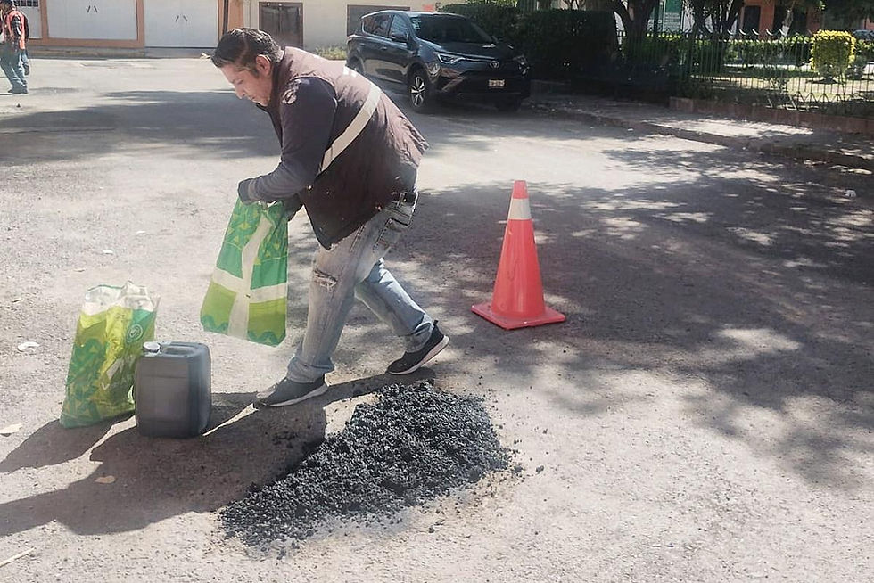 #GraphosCc #Tlx #Noticias #Municipios #TlaxcalaCapital | AYUNTAMIENTO DE TLAXCALA REALIZA TRABAJOS DE BACHEO EN LA COLONIA CENTRO