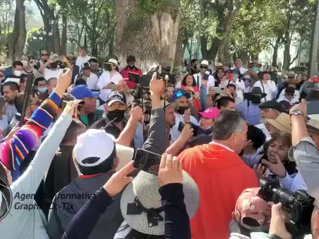 #GraphosCc #Tlx #EsNoticia | Conato de bronca durante la marcha de maestros de la sección 55