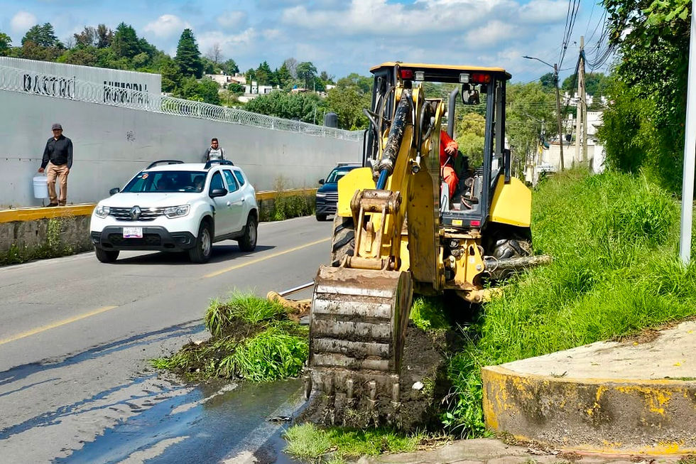 #GraphosCc #Tlx #Noticias #Municipios #TlaxcalaCapital | AYUNTAMIENTO DE TLAXCALA REALIZA DESAZOLVE DE CUNETAS EN TEPEHITEC