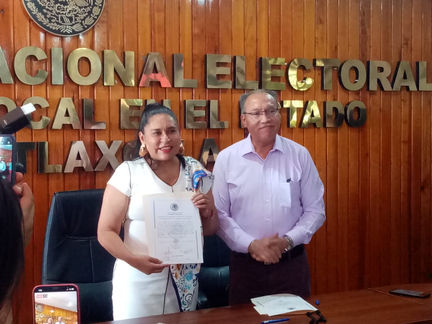 #GraphosCc #Tlx #Noticias | Recibe Ana Lilia Rivera constancia que la acredita como senadora electa