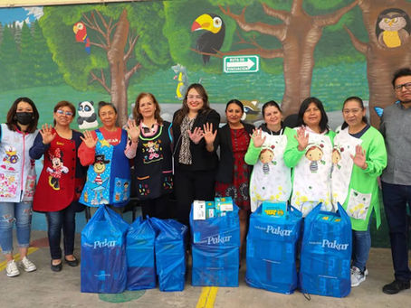 #GraphosCc #Tlx #Noticias #Municipios #Chiautempan | Blanca Angulo entrega tenis a niñas y niños del Jardín de Niños Leonarda Gómez Blanco