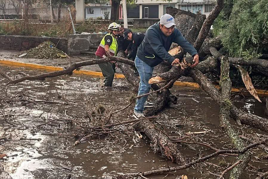 #GraphosCc #Tlx #Noticias #Municipios #TlaxcalaCapital | BRIGADAS DE "MÁS TERRITORIO Y MENOS ESCRITORIO" RESPONDEN ANTE NUEVA PRECIPITACIÓN PLUVIAL Y REPORTAN MÍNIMAS AFECTACIONES EN LA CAPITAL