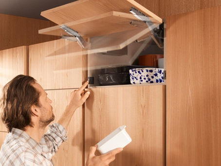 Elektricky ovládané kuchyňské skříňky: Vyplatí se vám investice do servo pohonů?