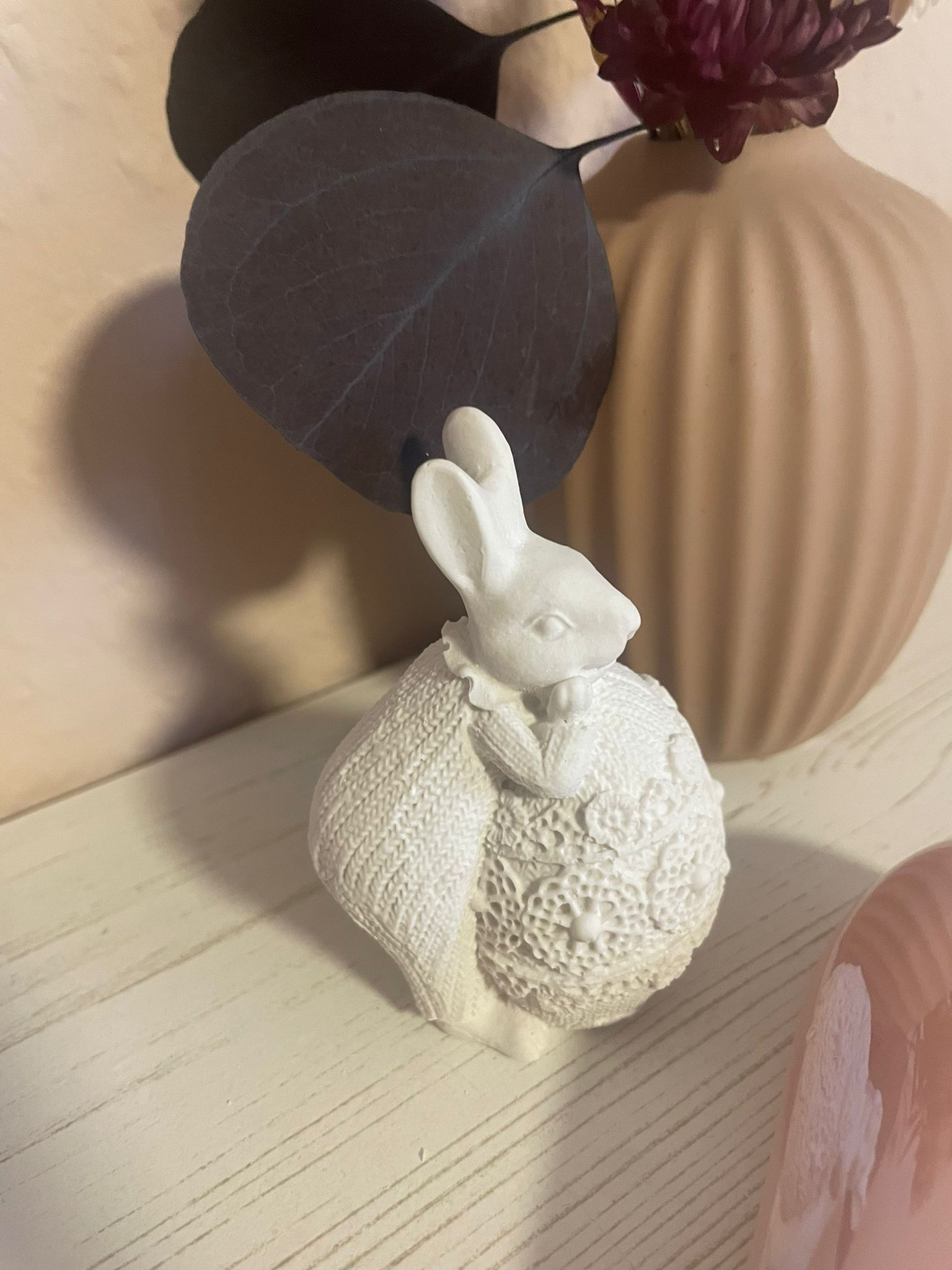 Osterhase auf dem Ei (Junge)