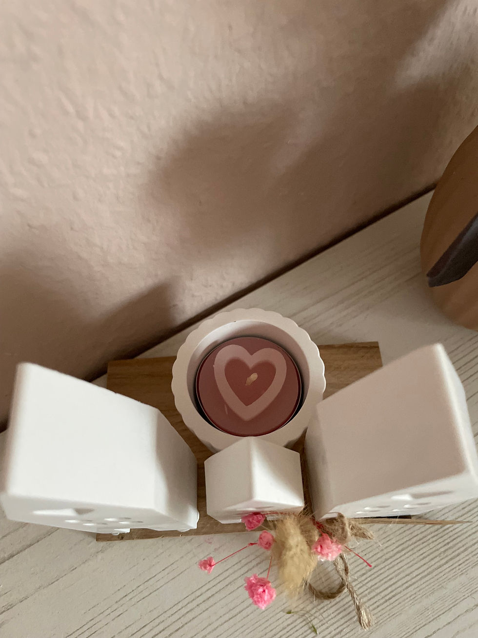 Miniaturbild: Häuserreihe mit Teelicht