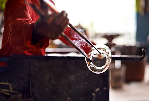 Glasbläser Shaping Glas