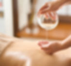 Application de l'huile de massage