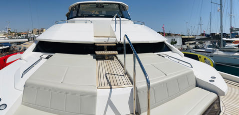 Front of the Tiamo yacht Crewed Luxury