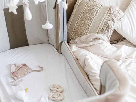 Un lit de bébé doux beau et confortable