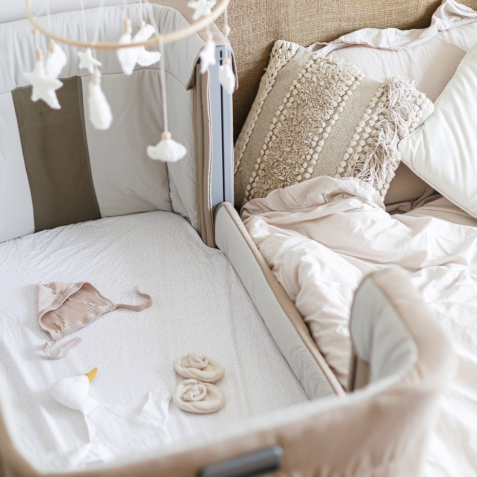 Un lit de bébé doux beau et confortable