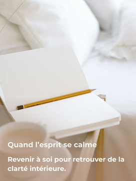 Carnet et crayon posés sur un lit blanc, pour le programme Quand l’esprit se calme.