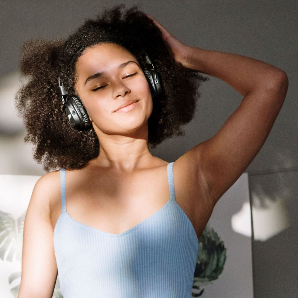 Femme écoutant un audio de relaxation pour se ressourcer chez elle