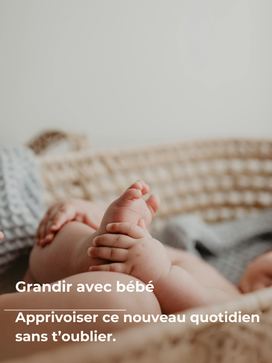 Main tenant les petits pieds d’un bébé — Grandir avec bébé