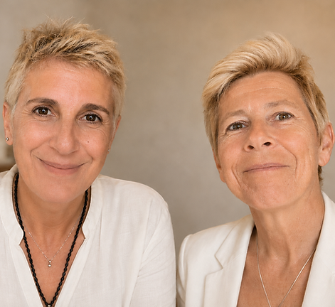 Cécile et Lara, cofondatrices de Madame Sereine, souriantes côte à côte